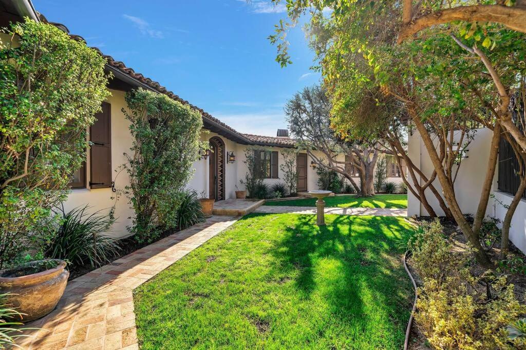Private Spanish Mansion Perched In The Hills - Los Angeles — Photos 2